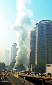 鄭州熱力管道爆裂路面被沖開 現場如災難大片