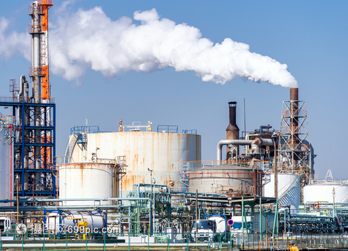 位于日本東京附近的川崎市的化工廠,擁氣體儲存管道結構,煙氣來自煙囪