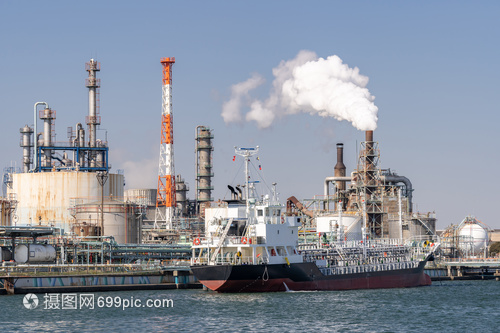 位于日本東京附近的川崎市的化工廠,擁氣體儲存管道結構,煙氣來自煙囪